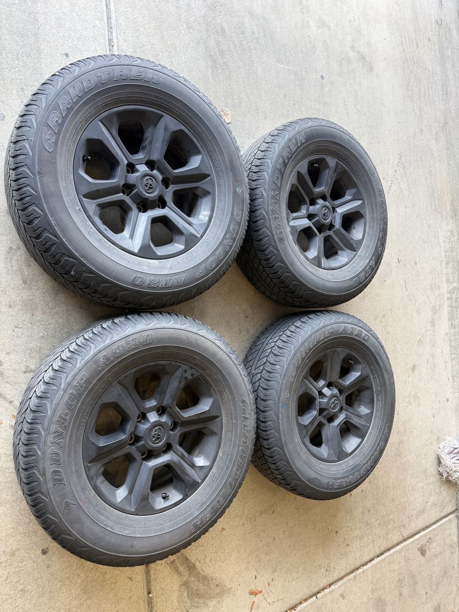 Black 4Runner Wheels and Lug Nuts