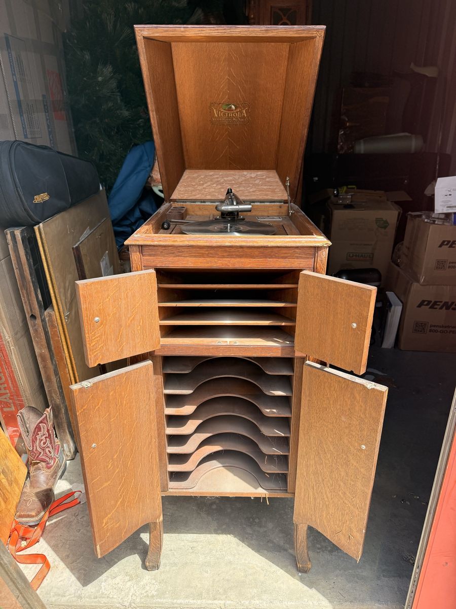 ANTIQUE VICTOR VICTROLA PHONOGRAPH VV-X w/ 31 records