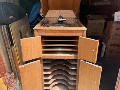 ANTIQUE VICTOR VICTROLA PHONOGRAPH VV-X w/ 31 records