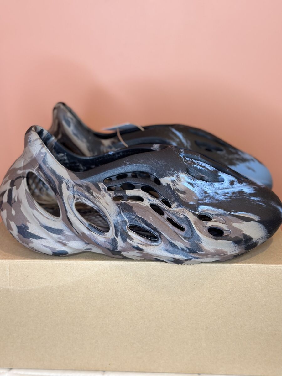 Yeezy Foam Runners – DS – Size 9 – Clean + Unworn