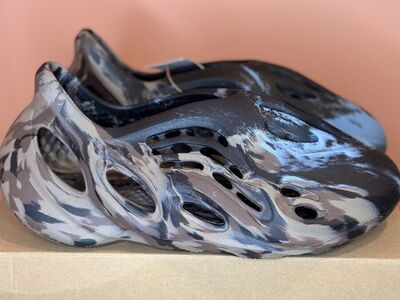 Yeezy Foam Runners – DS – Size 9 – Clean + Unworn