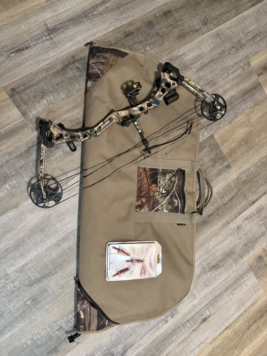 Bear Archery Compound Bow with Tarantula Case and New Thorn Broadheads