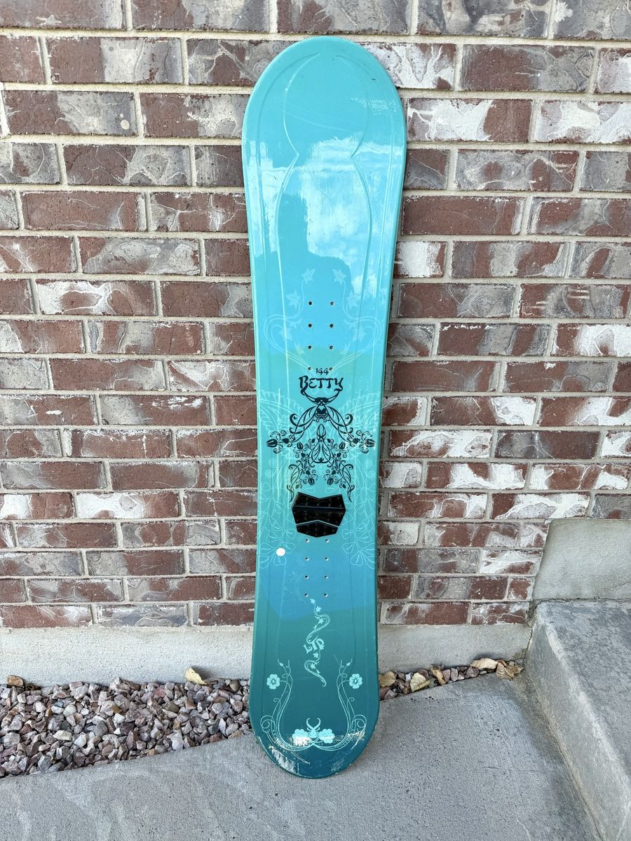 144 CM LTD Limited Betty Snowboard