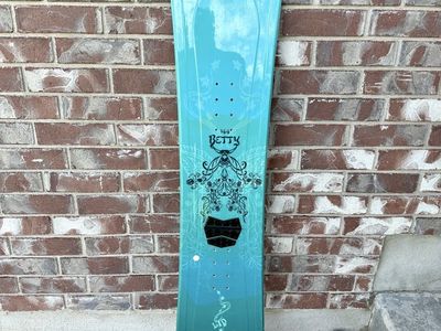 144 CM LTD Limited Betty Snowboard