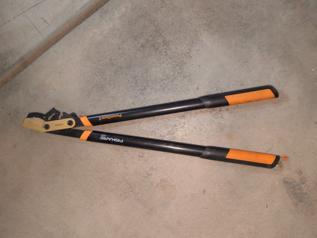 Fiskars PowerGear2 Titanium Bypass Loppers LX92