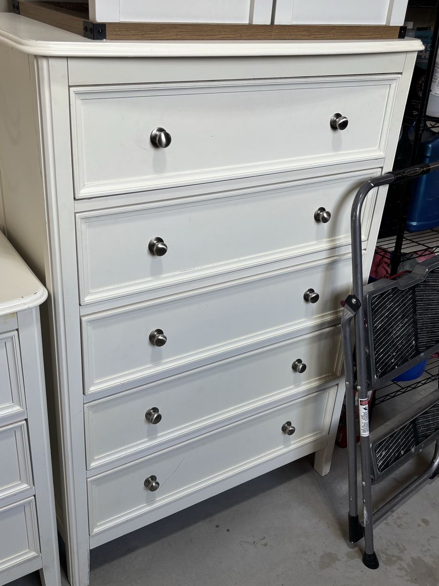 White Wood 5-Drawer Dresser - Classic Style, Excellent Condition