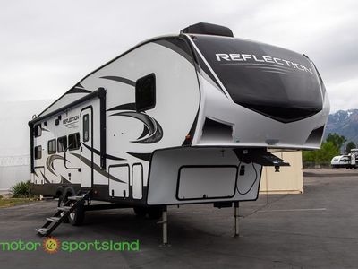 2022 Grand Design Reflection 28BH Rear Bedroom