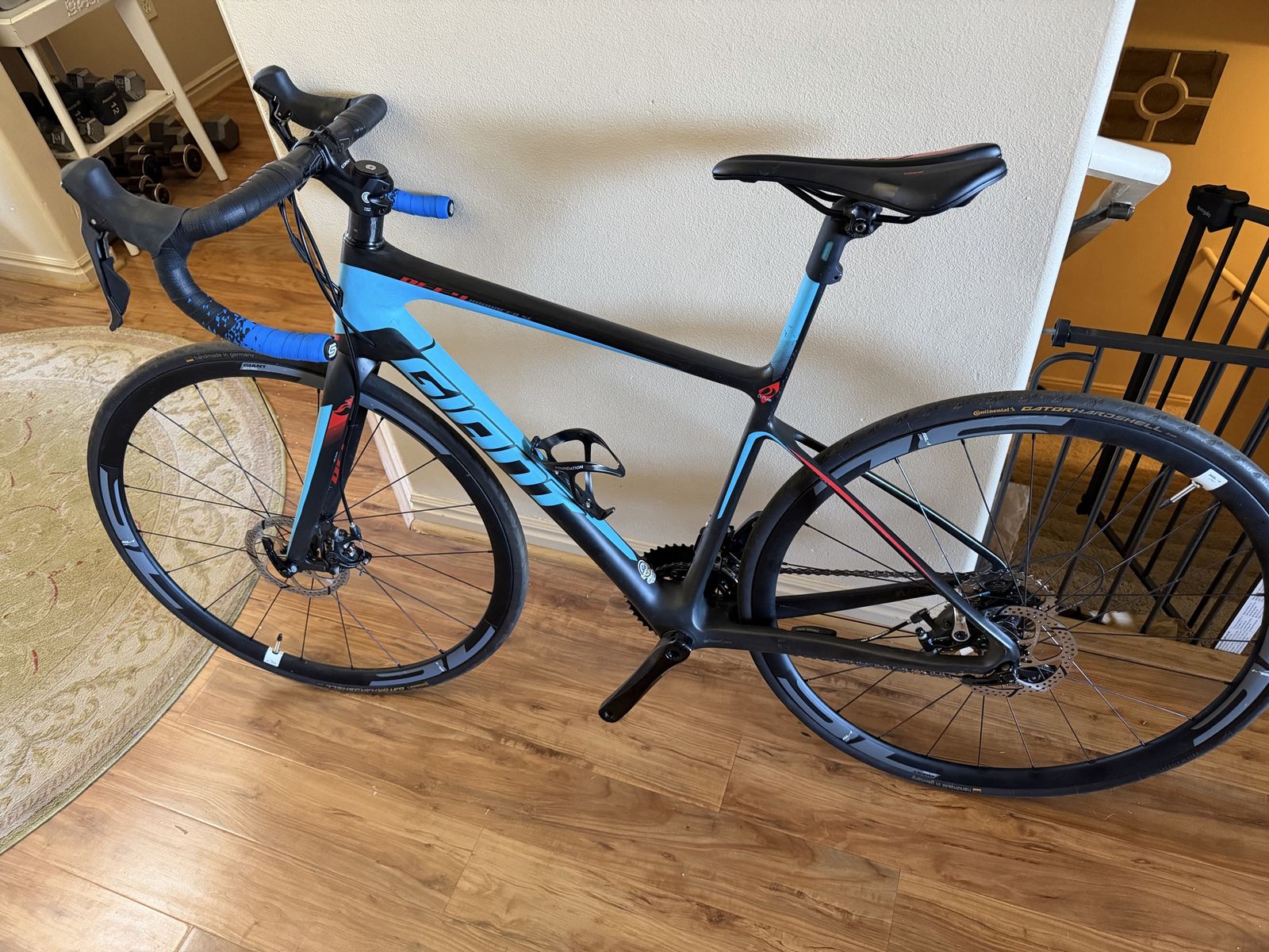 Giant Defy Advanced Carbon Fiber Road Bike - Black/Blue, Size M, Disc Brakes