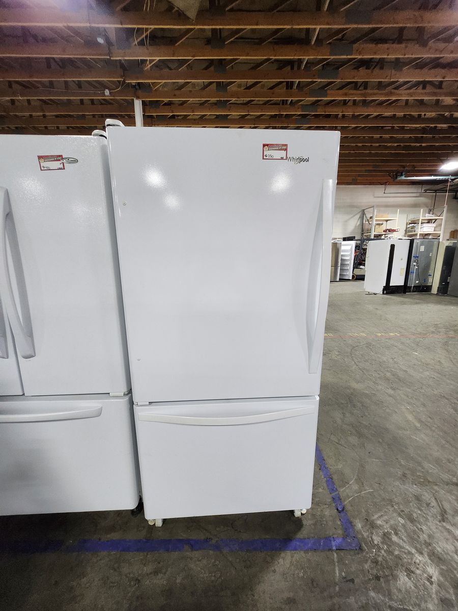 Great Whirlpool Top fridge bottom freezer! With a full Warranty