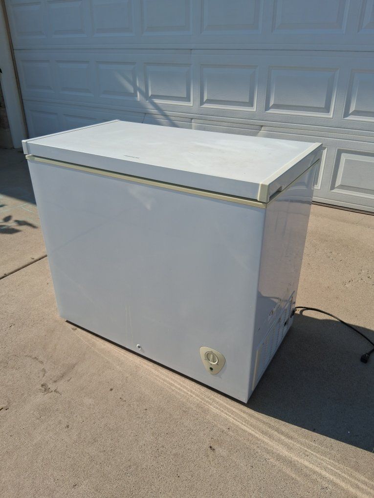Frigidaire White Chest Freezer with Wire Storage Basket