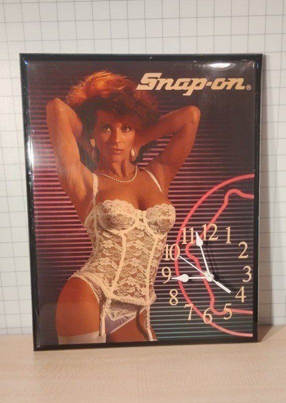 retro vintage snap-on wall clock with Ann-Margret model on the front works great