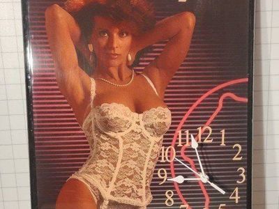 retro vintage snap-on wall clock with Ann-Margret model on the front works great