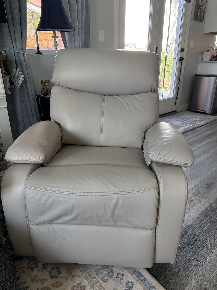 Comfortable White/Cream Recliner Chair - Good Condition
