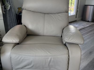 Comfortable White/Cream Recliner Chair - Good Condition