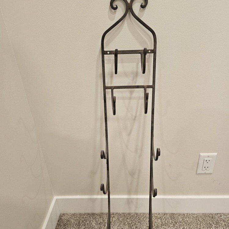 Iron bath towel holder