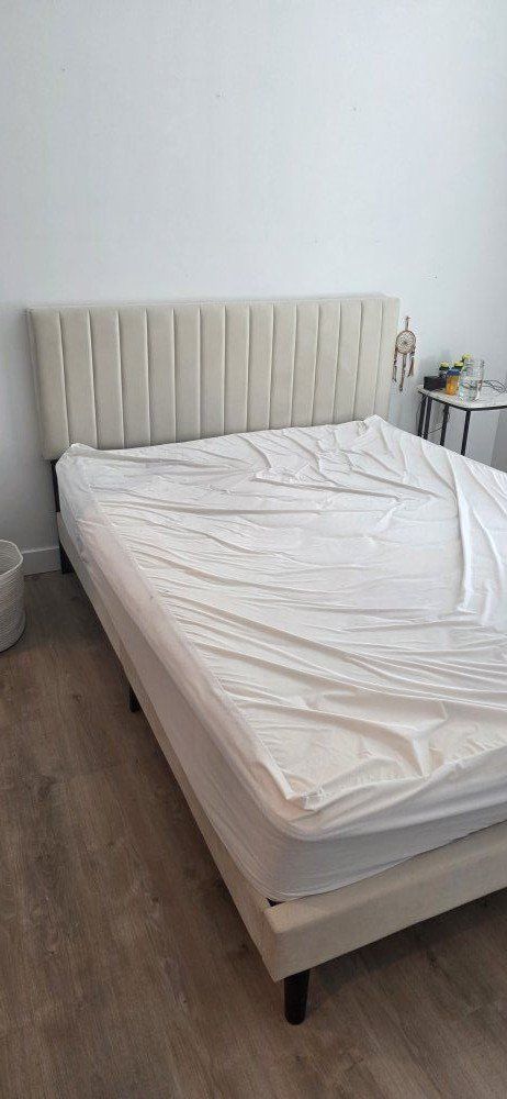 Bed frame / Mattress