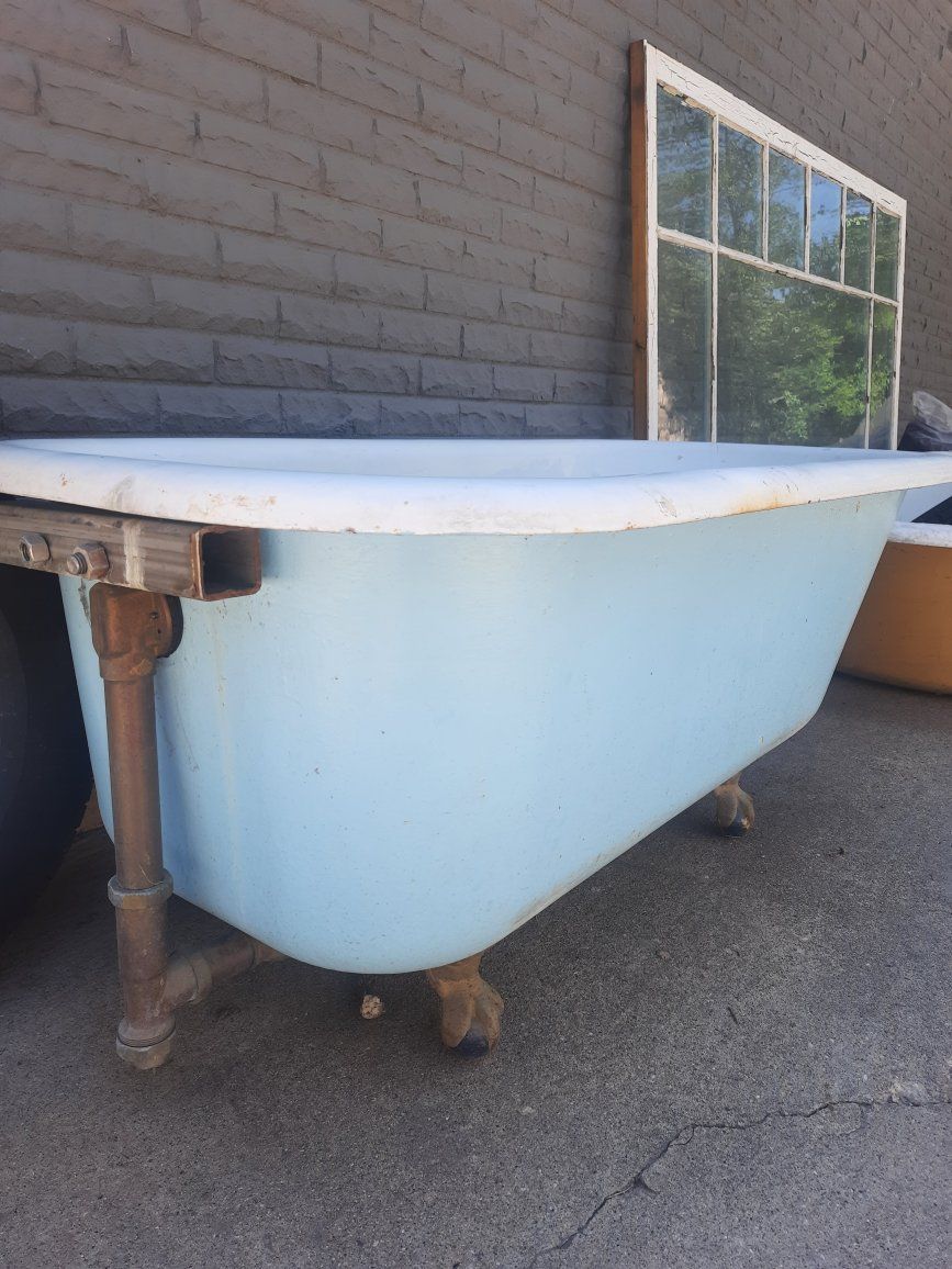 clawfoot tub