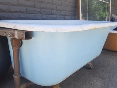 clawfoot tub