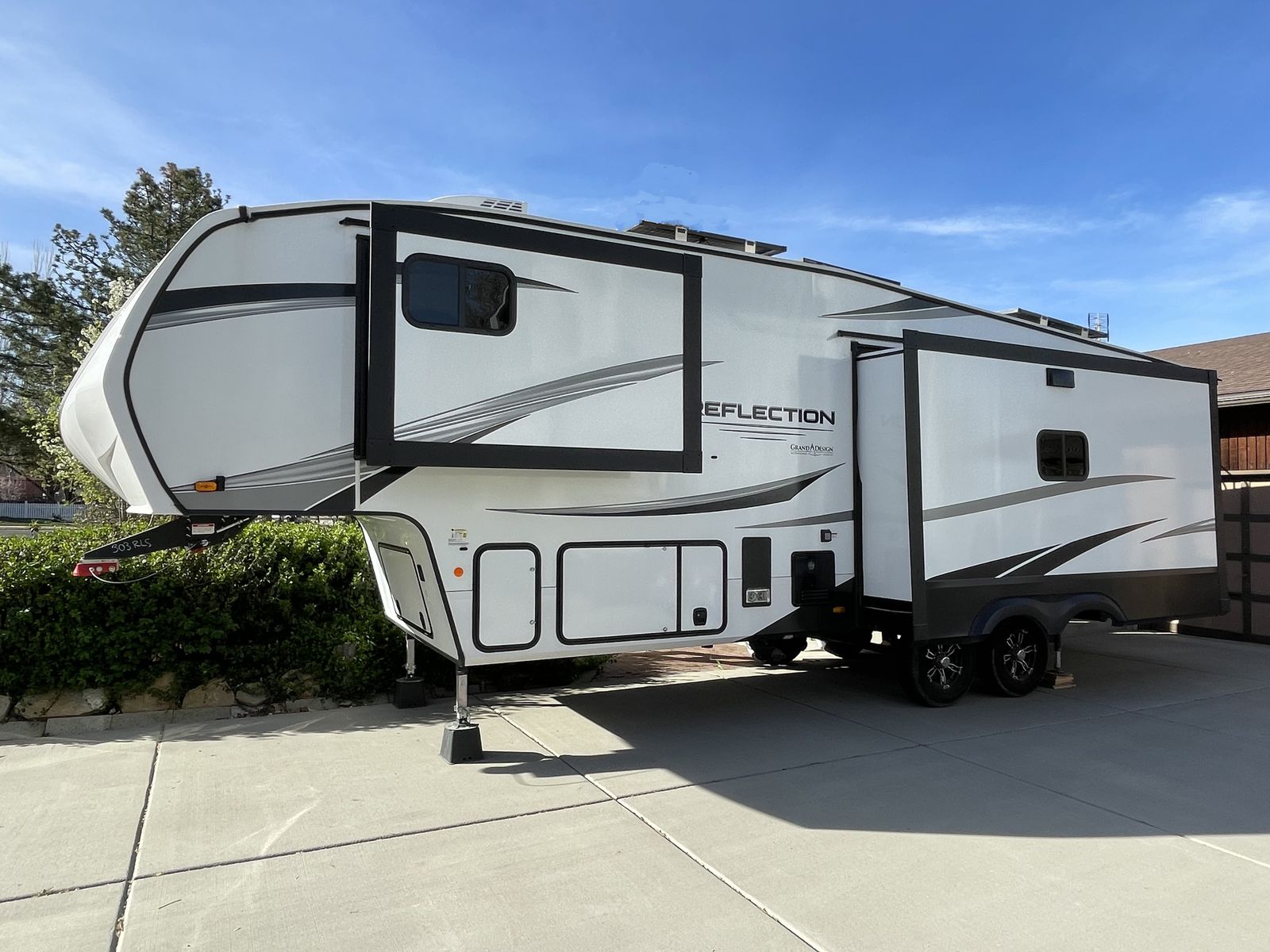 2025 30ft. Grand Design Reflection 303 RLS  5th Wheel