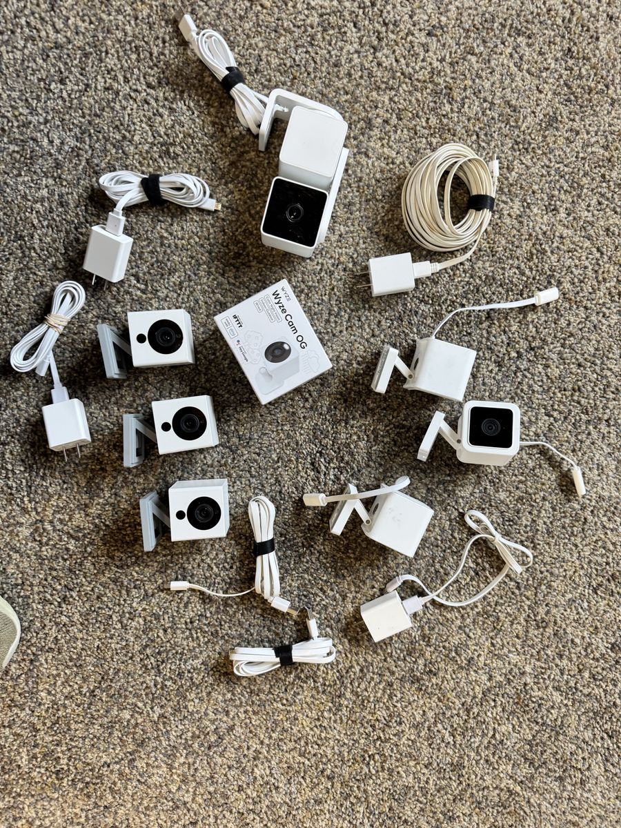 8x Wyze Cams: 1x Pan Cam, 1x Cam OG (NIB), 3x V3, 3x V2 - Home Security Camera Bundle