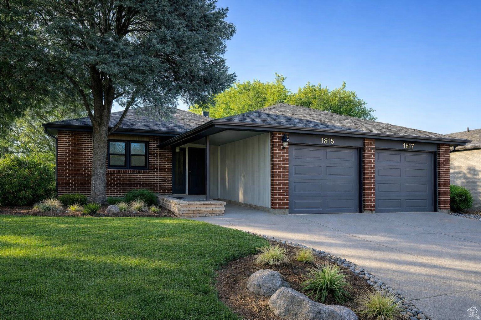 $2,600 - Duplex rental in prime Sugarhouse location!