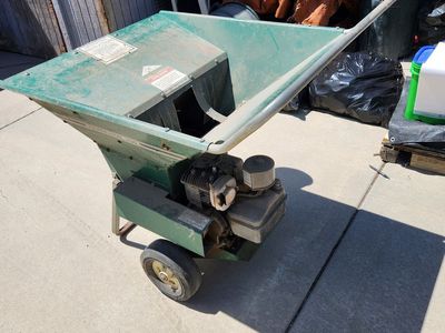W-W Renegade 250 gas Chipper Shredder