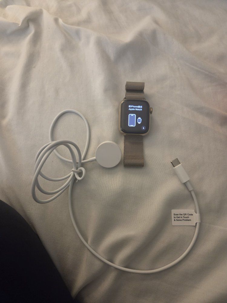 Apple Watch 8 series Gold and Charger