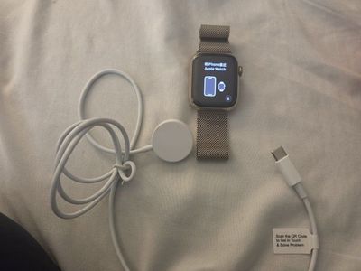 Apple Watch 8 series Gold and Charger