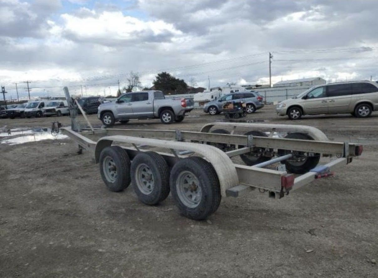1998 aluminum boat trailer  3 axle Tow master 28ft