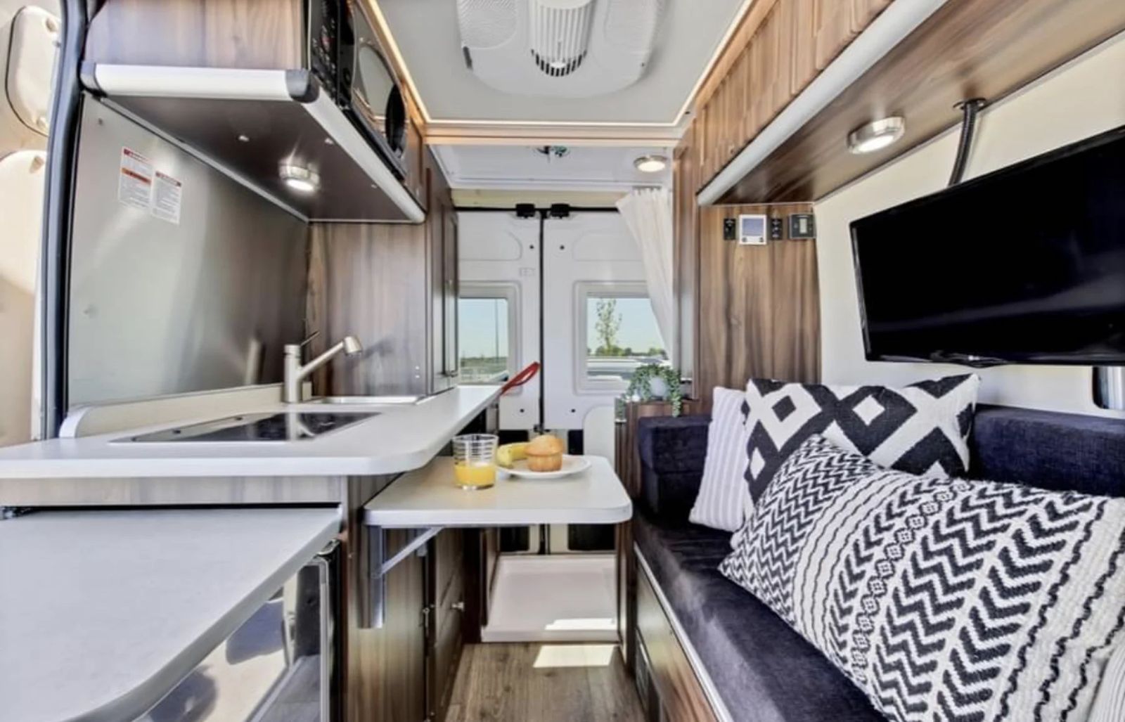 CLEAN FULLY CONTAINED OFF-GRID 2018 PROMASTER