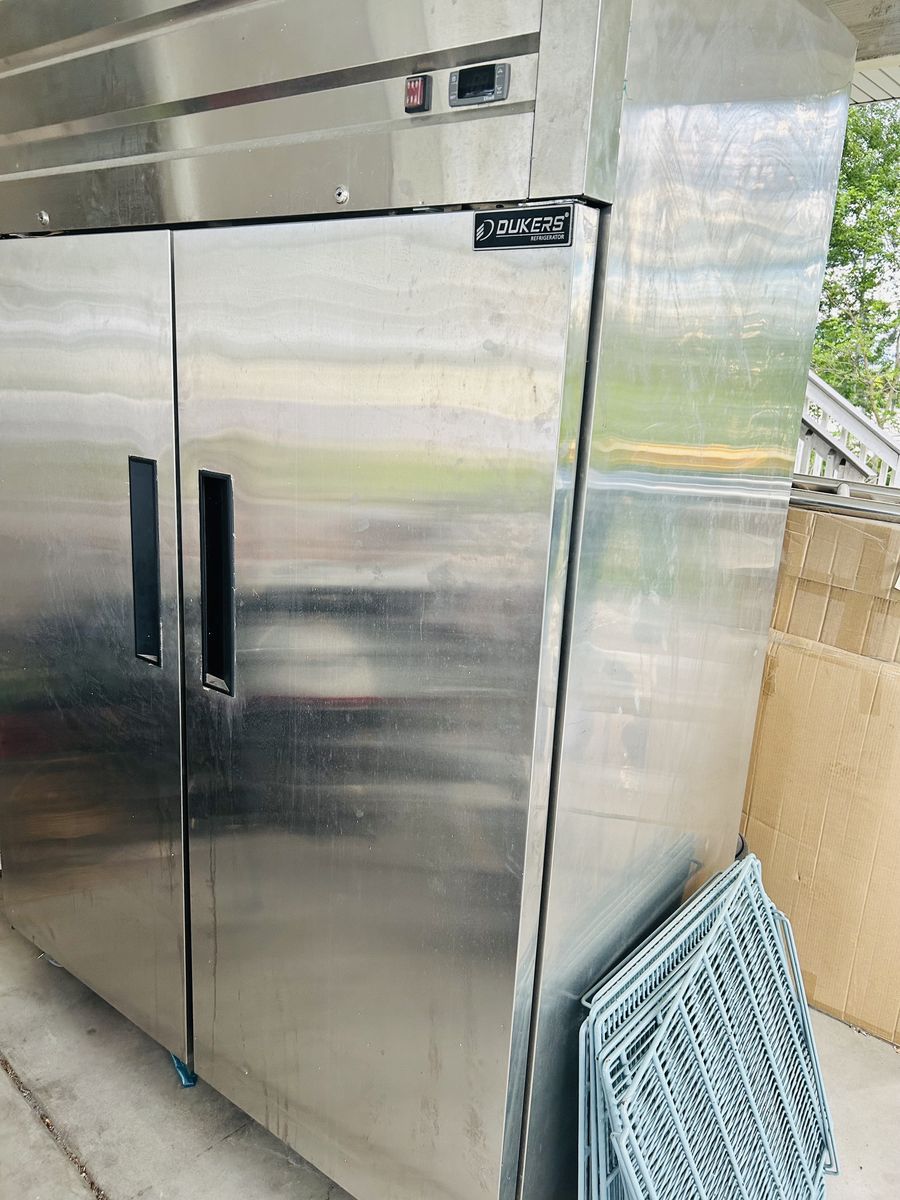 Dukers Refrigerator