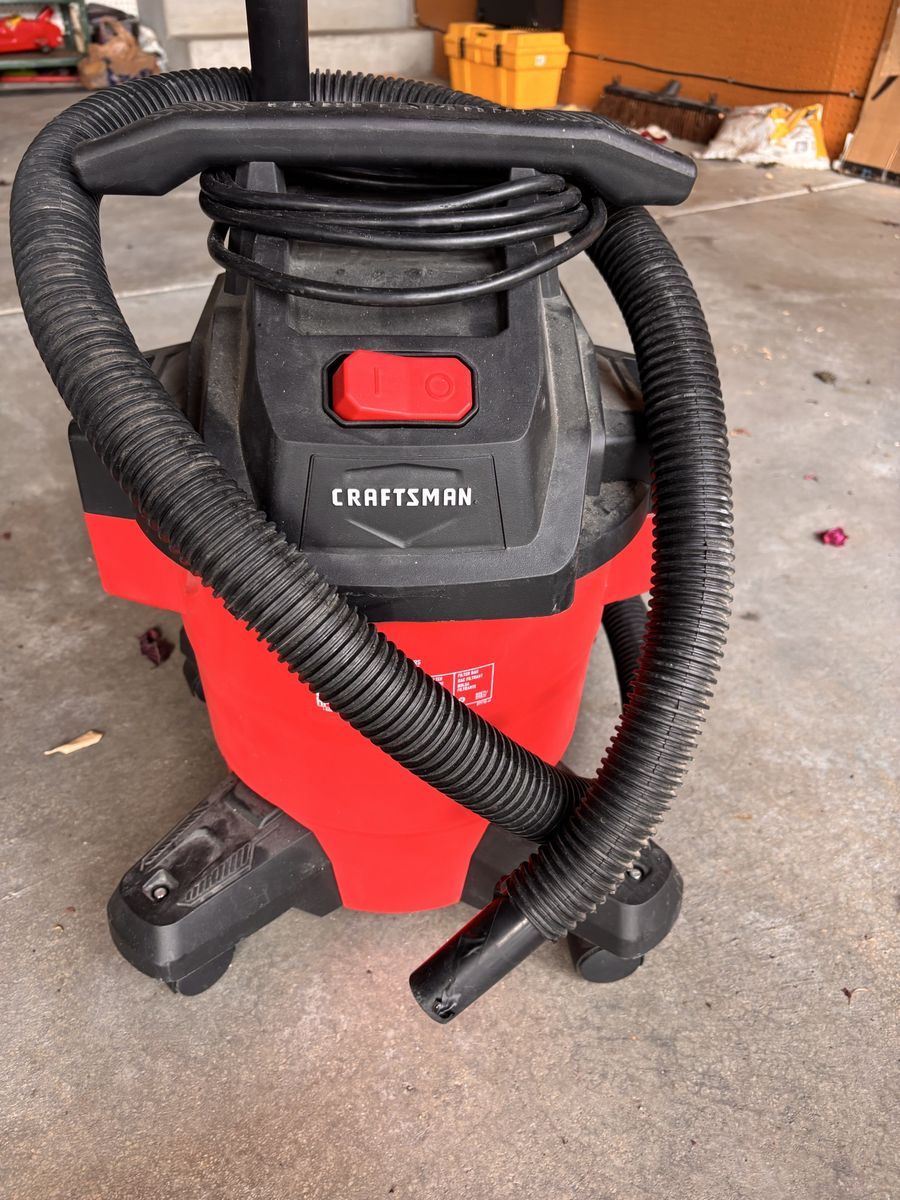 Nice Craftsman wet dry vacuum with attachments