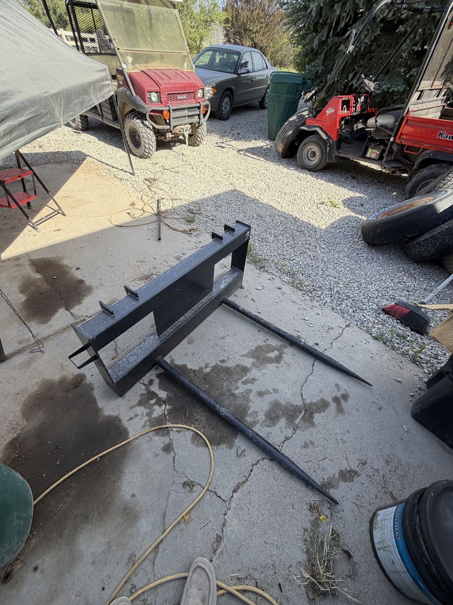 Heavy Duty Hay Bale Spear Attachment for Tractor Skid Steer - 2 removable spears