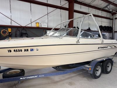 2001 Stingray 22'