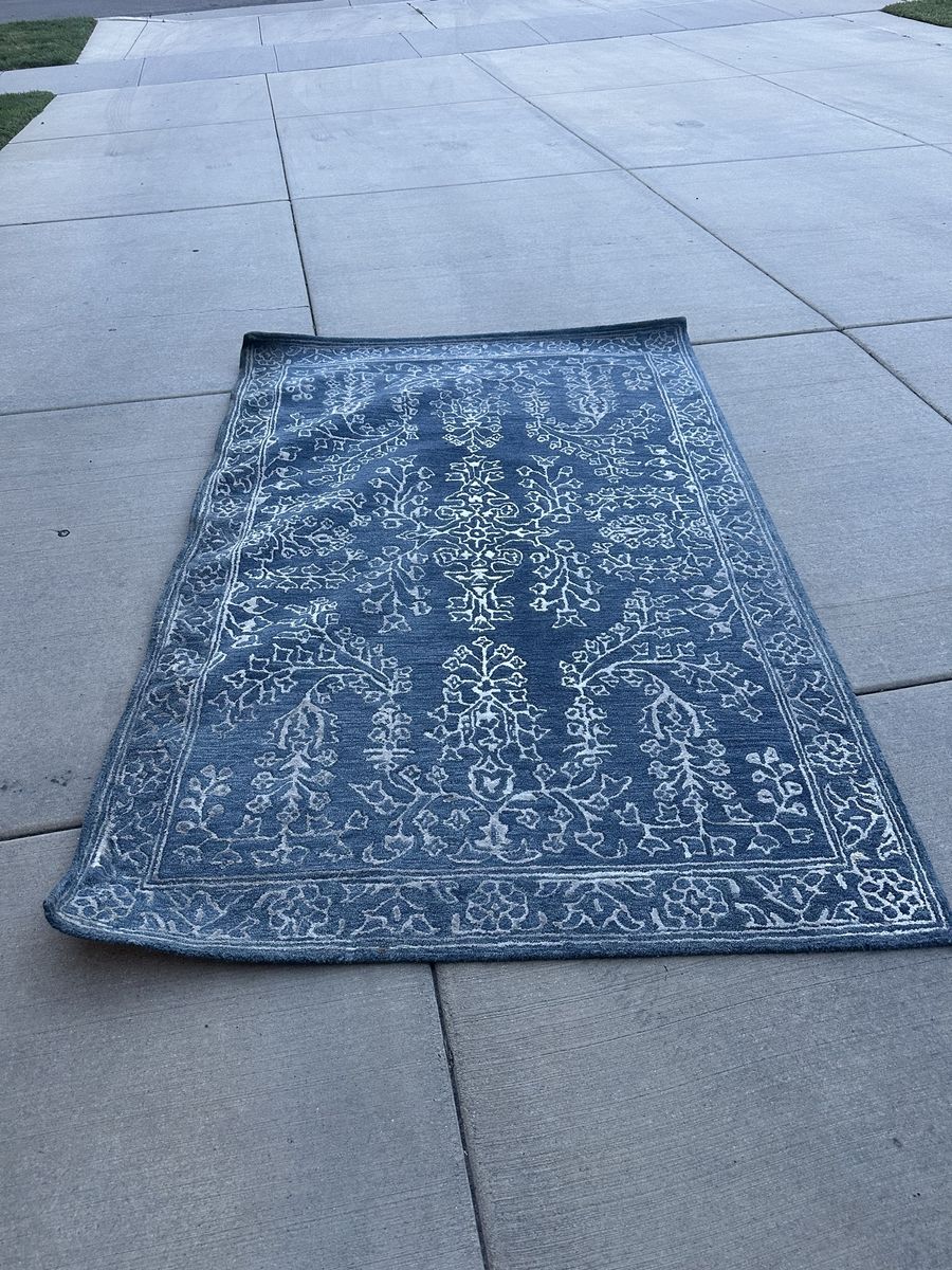 World Market Blue and White Floral Area Rug 6ft x 9ft Wool Blend