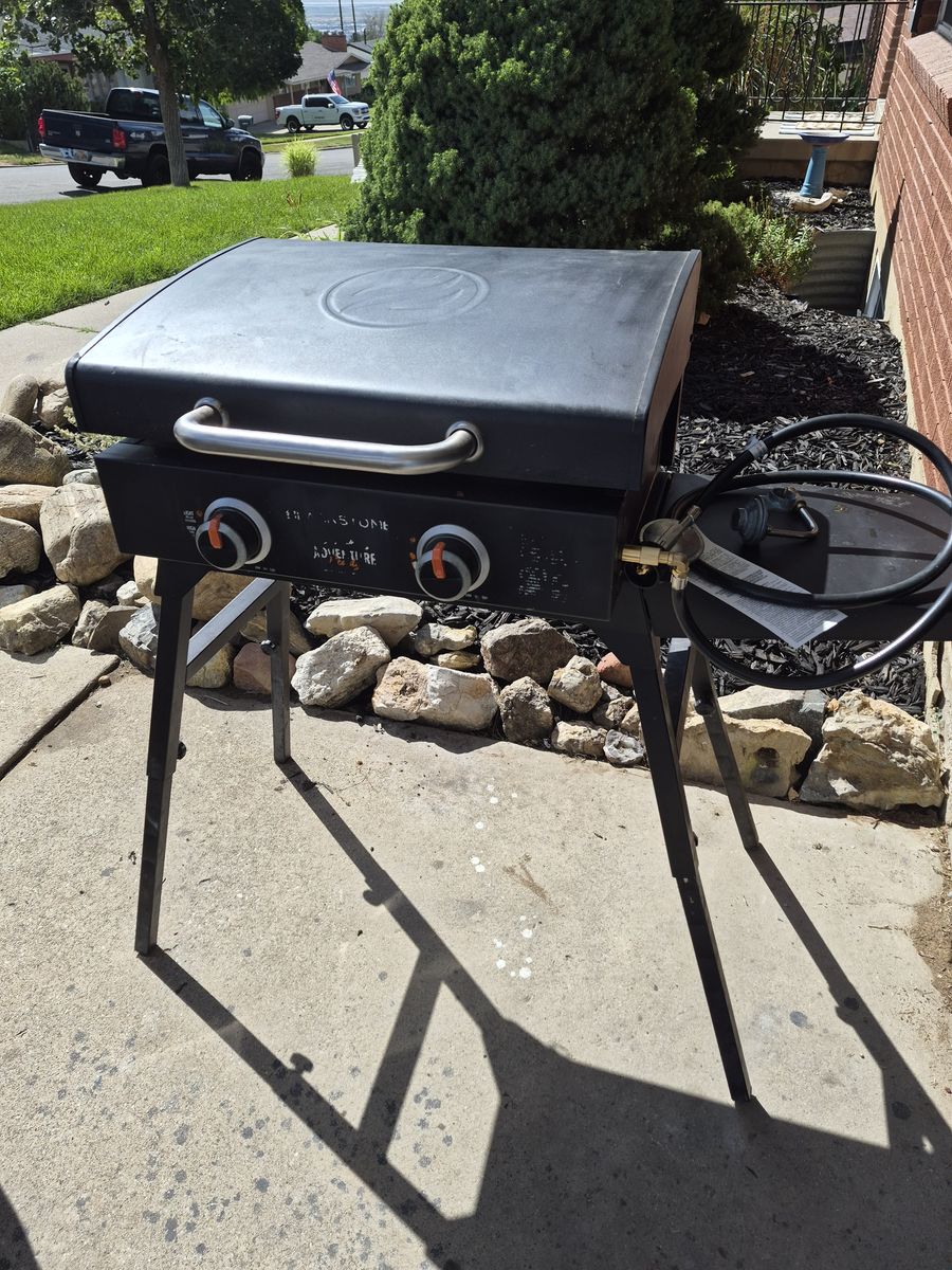 Blackstone Adventure Ready 22" Griddle with Stand - 2 Burner Propane Griddle