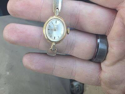 Vintage Gold Tone Ladies Timex Wristwatch