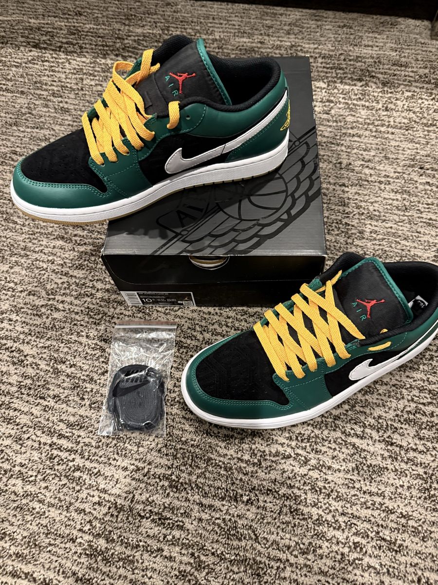 Air Jordan 1 Low SE "Christmas Edition"