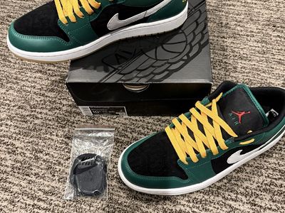 Air Jordan 1 Low SE "Christmas Edition"