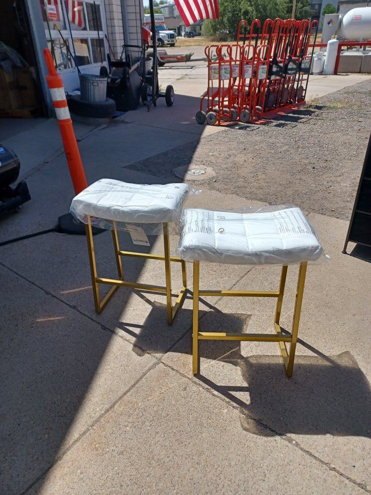 2 bar stools