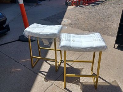 2 bar stools