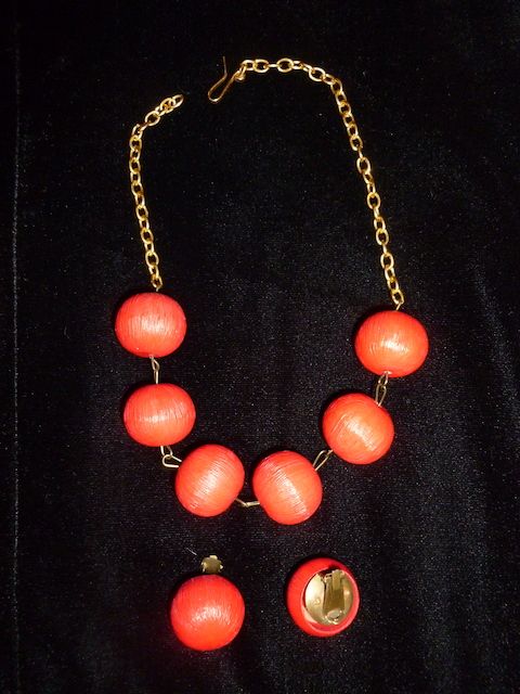 1950's Red Carved Wooden/Plastic Type Bead Choker and Earrings