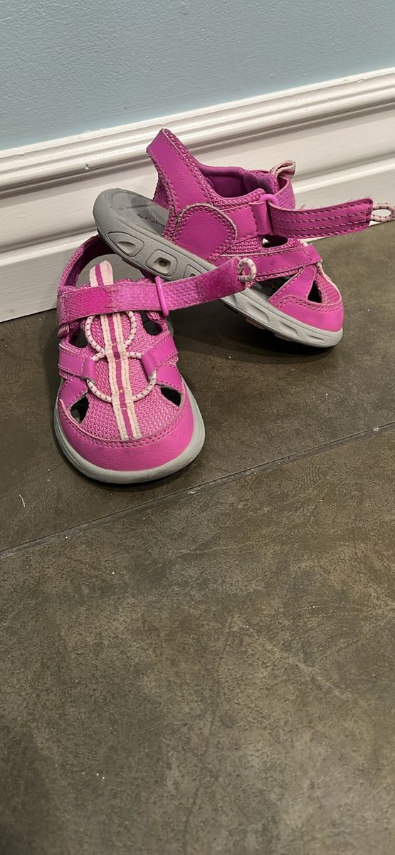 Girls 8 Columbia shoes