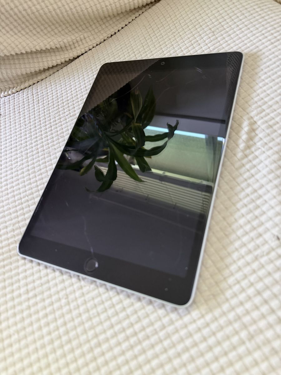 Apple iPad (9th Gen) 64GB Wi-Fi Space Gray with Cracked Screen - MK2L3LL/A