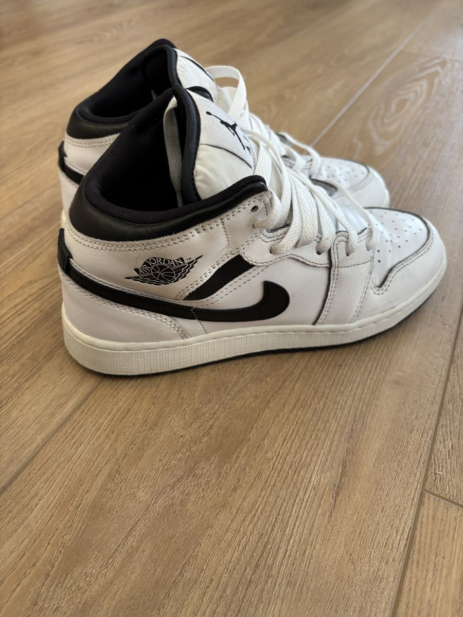 Nike Air Jordan 1 Mid White Black Sneakers as 5.5 Y