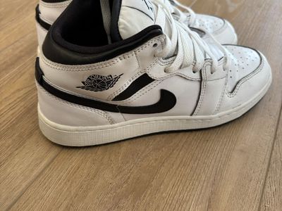 Nike Air Jordan 1 Mid White Black Sneakers as 5.5 Y