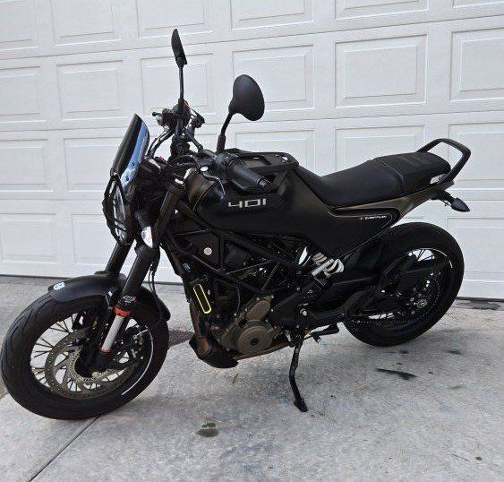 Husqvarna Svartpilen 401 Motorcycle - Black, Excellent Condition