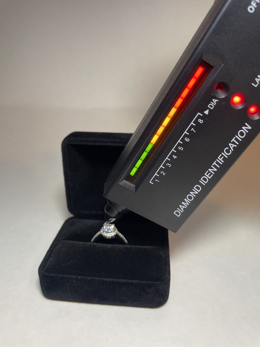 VVS1 Moissanite Engagement Ring