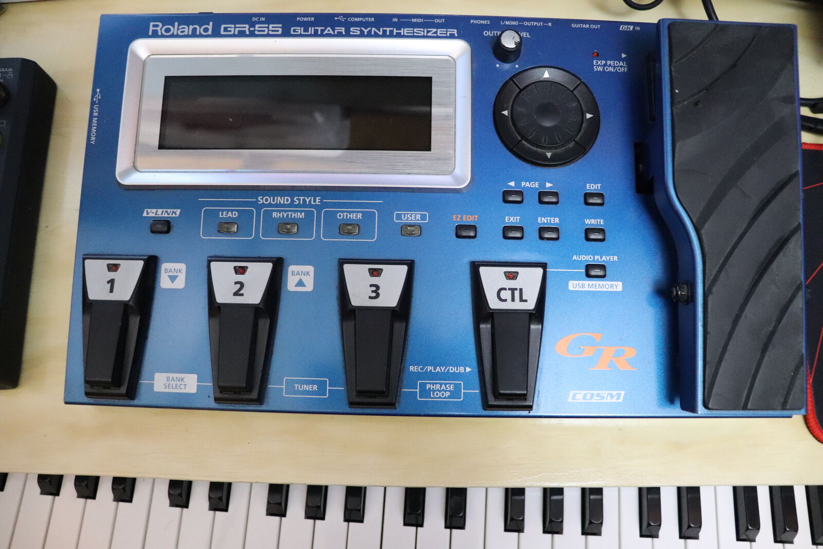 Roland Midi Guitar Synth   GR-55 with gk3 pickup,   gr55