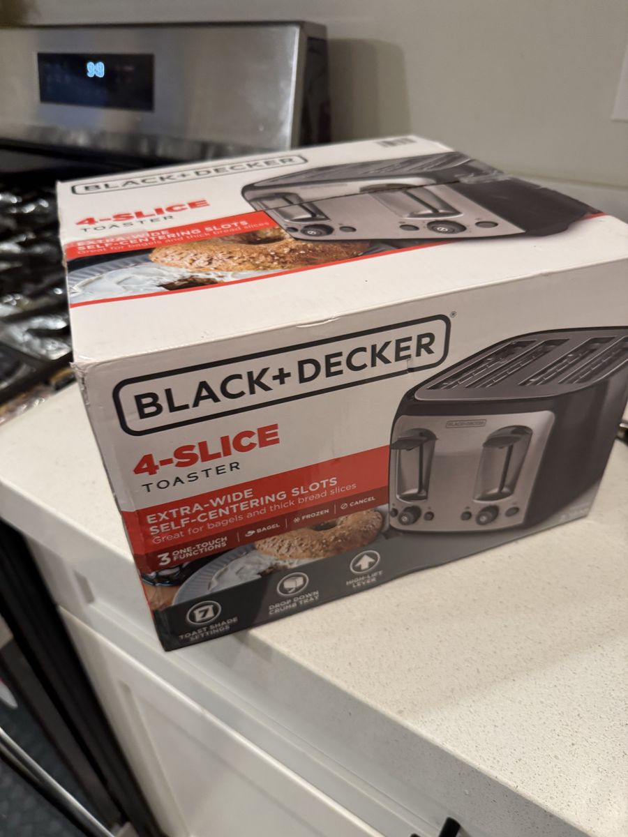 BLACK+DECKER 4-Slice Toaster, Extra Wide Slots, 7 Shade Settings, 1400 Watts, Frozen and Bagel Buttons, Toast Shade Selector, Ex